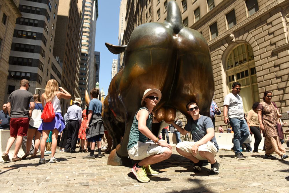 Personas tomando una pose con el toro de carga