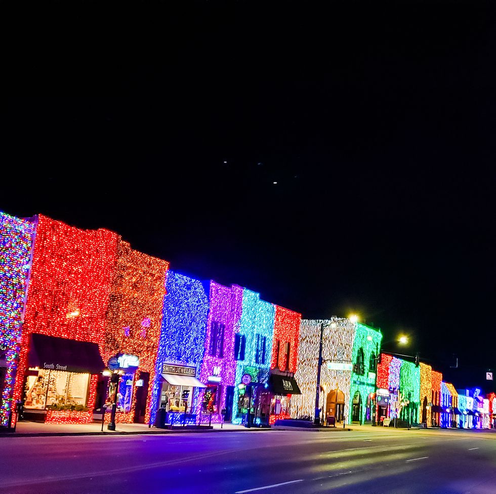 Los edificios del centro cubiertos de luces de diferentes colores, con un cartel que dice "Love Local Rochester"